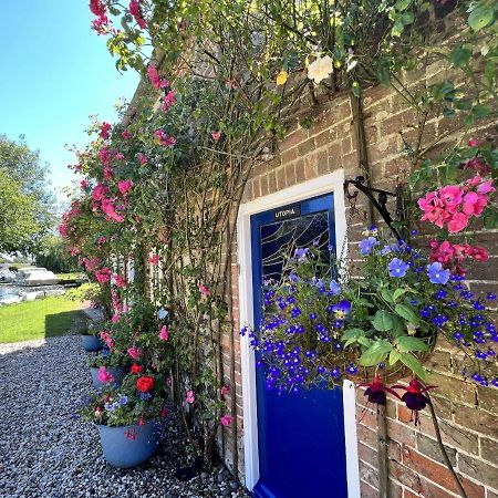 Adorable Two Bed Norfolk Broads Holiday Home - River Views With Moorings & Fishing スタラム エクステリア 写真