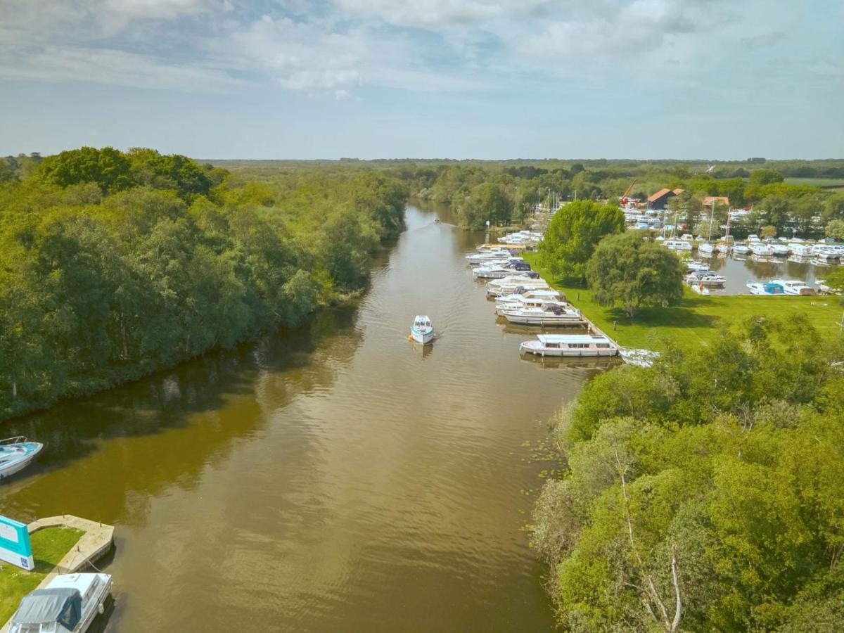 Adorable Two Bed Norfolk Broads Holiday Home - River Views With Moorings & Fishing スタラム エクステリア 写真