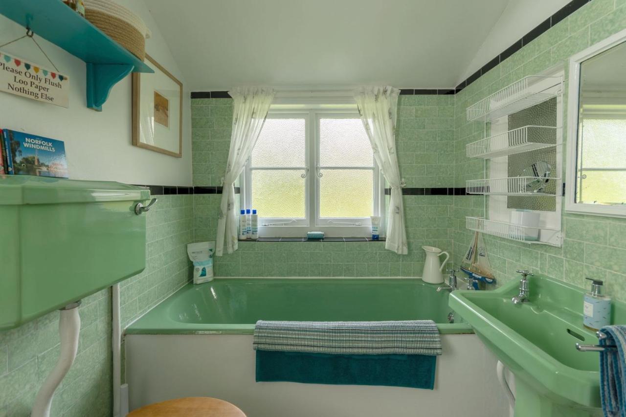 Adorable Two Bed Norfolk Broads Holiday Home - River Views With Moorings & Fishing スタラム エクステリア 写真