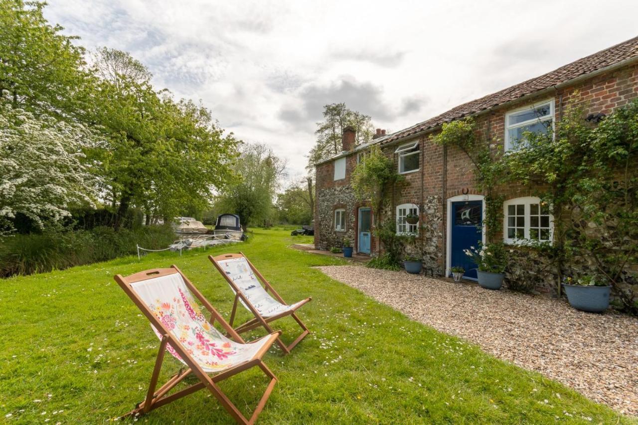 Adorable Two Bed Norfolk Broads Holiday Home - River Views With Moorings & Fishing スタラム エクステリア 写真