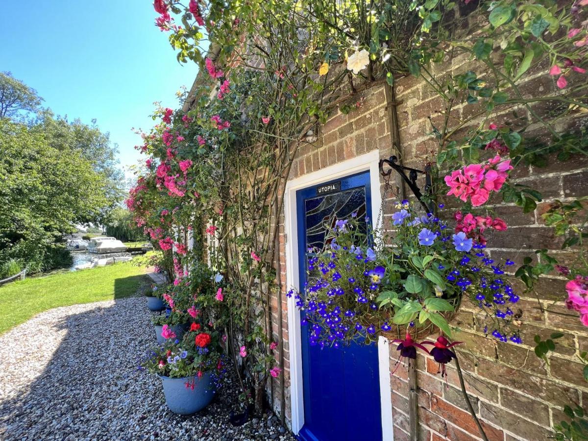 Adorable Two Bed Norfolk Broads Holiday Home - River Views With Moorings & Fishing スタラム エクステリア 写真
