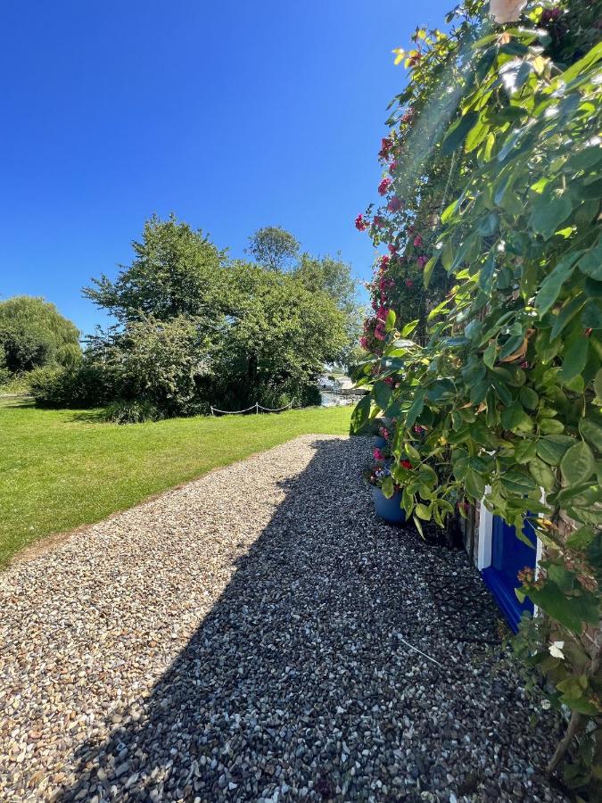 Adorable Two Bed Norfolk Broads Holiday Home - River Views With Moorings & Fishing スタラム エクステリア 写真