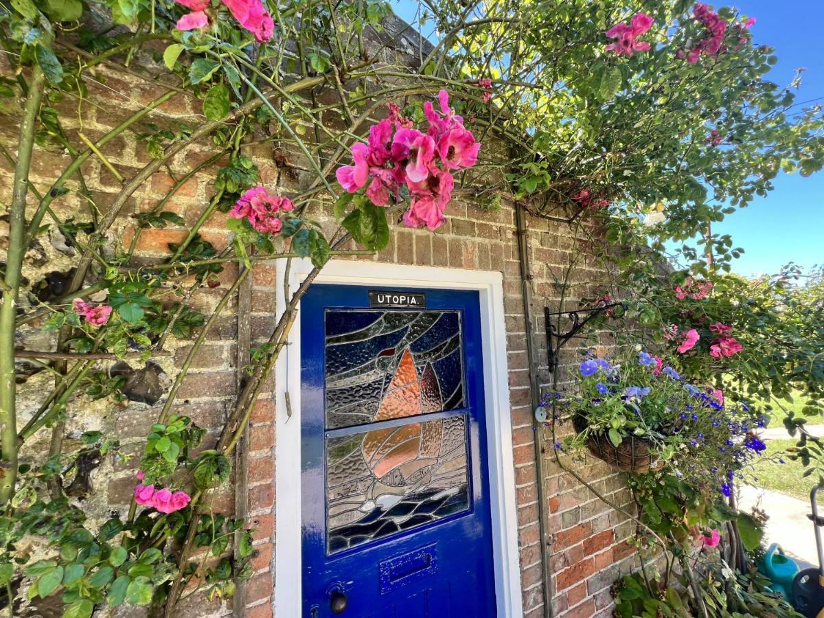 Adorable Two Bed Norfolk Broads Holiday Home - River Views With Moorings & Fishing スタラム エクステリア 写真