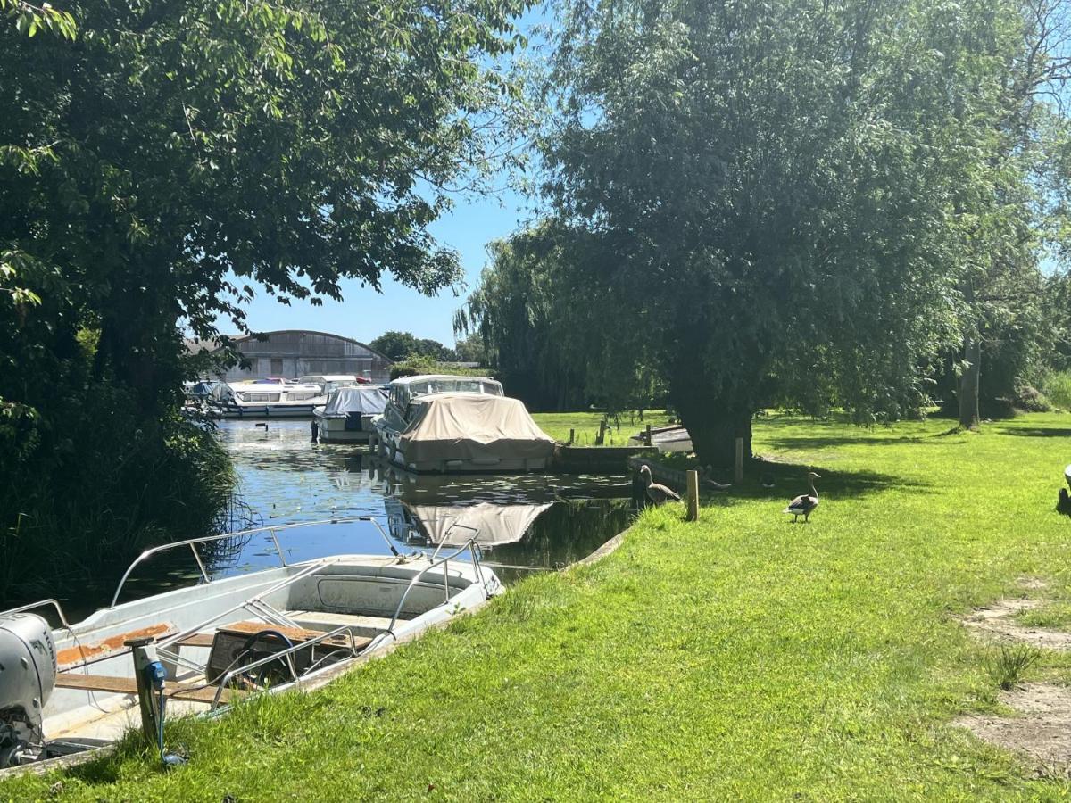 Adorable Two Bed Norfolk Broads Holiday Home - River Views With Moorings & Fishing スタラム エクステリア 写真