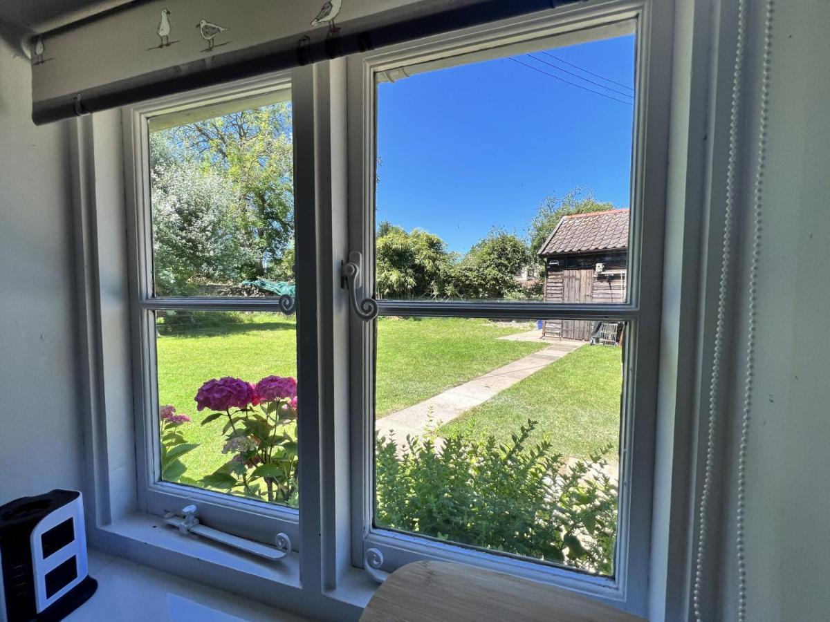 Adorable Two Bed Norfolk Broads Holiday Home - River Views With Moorings & Fishing スタラム エクステリア 写真