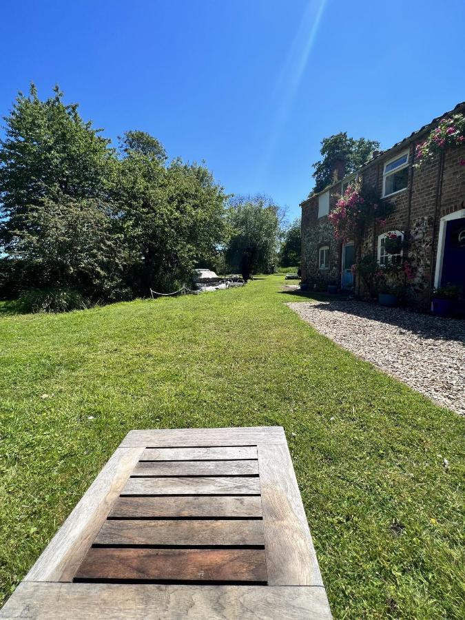 Adorable Two Bed Norfolk Broads Holiday Home - River Views With Moorings & Fishing スタラム エクステリア 写真
