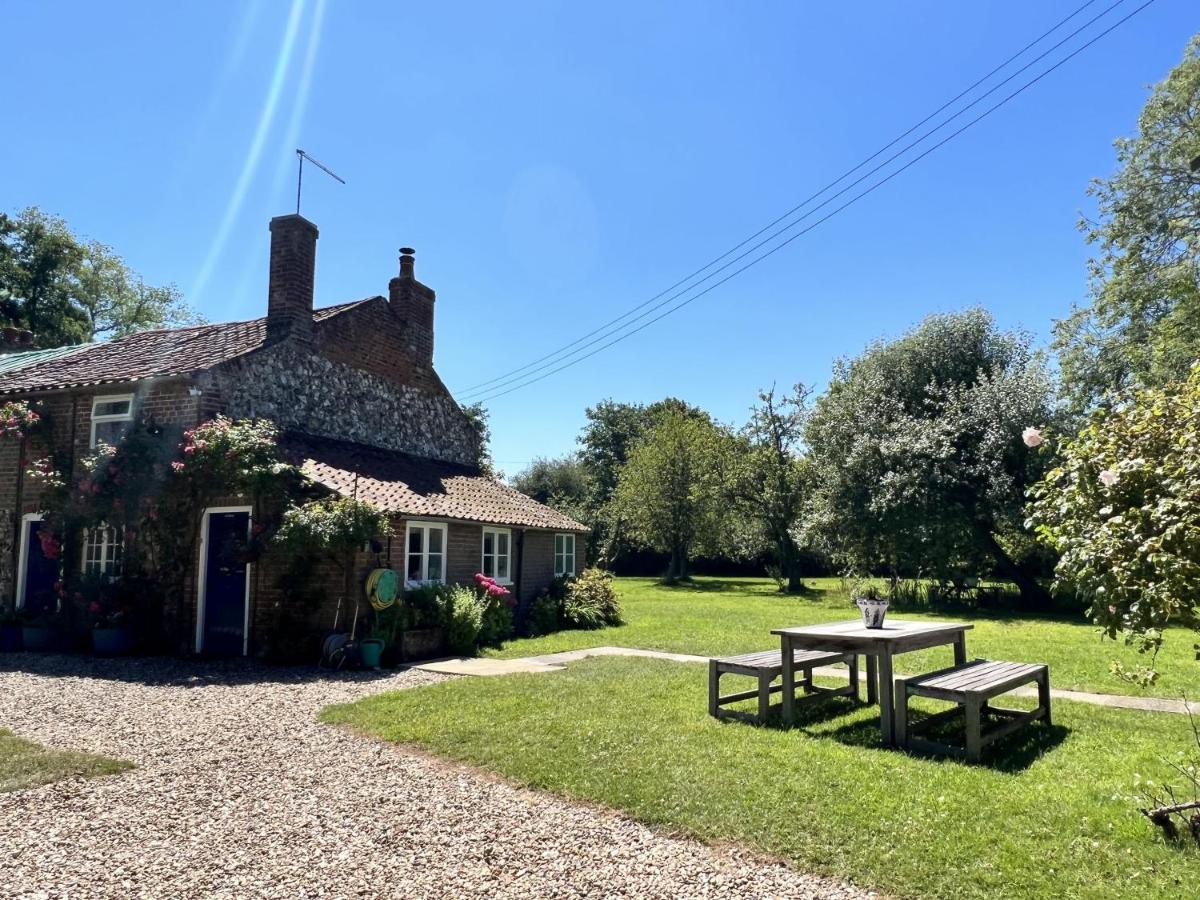 Adorable Two Bed Norfolk Broads Holiday Home - River Views With Moorings & Fishing スタラム エクステリア 写真