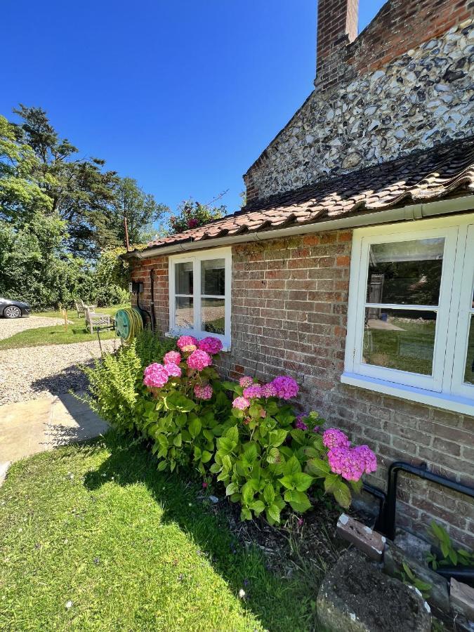 Adorable Two Bed Norfolk Broads Holiday Home - River Views With Moorings & Fishing スタラム エクステリア 写真